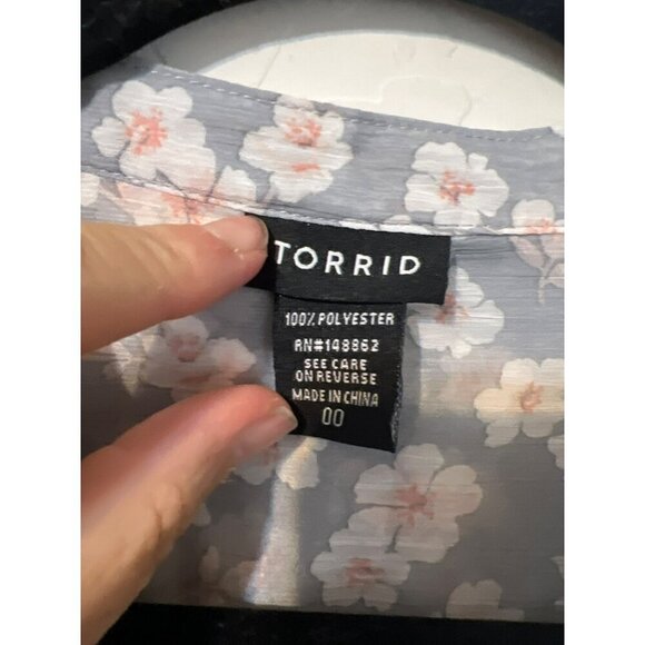 Torrid Sz 00 (US 10 M/L) Soft Grey Pink Floral Ditsy Gathered Waist Blouse Butto - Picture 4 of 7